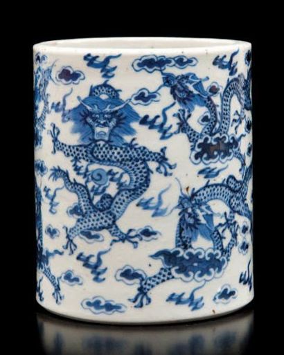 null Pot à pinceaux en porcelaine bleu blanc Chine, XXème siècle. A décor de dragons...