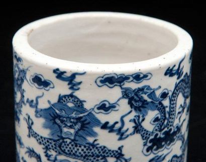 null Pot à pinceaux en porcelaine bleu blanc Chine, XXème siècle. A décor de dragons...