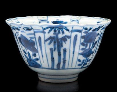 null Bol en porcelaine bleu blanc Chine, XVIIème siècle. Reposant sur un petit pied,...
