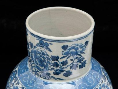 null Paire de vases en porcelaine bleu blanc Chine, XIXème siècle. De forme balustre,...