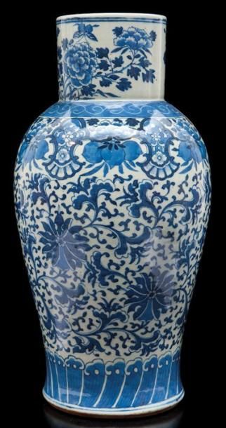 null Paire de vases en porcelaine bleu blanc Chine, XIXème siècle. De forme balustre,...