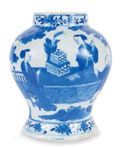 null Potiche en porcelaine bleu blanc Chine, XIXème siècle. De forme balustre, la...