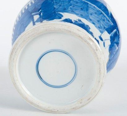null Potiche en porcelaine bleu blanc Chine, XIXème siècle. De forme balustre, la...