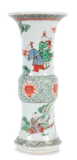 null Vase Gu en porcelaine polychrome Chine, fin du XIXème siècle. Décoré de scènes...