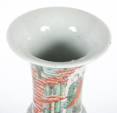 null Vase Gu en porcelaine polychrome Chine, fin du XIXème siècle. Décoré de scènes...