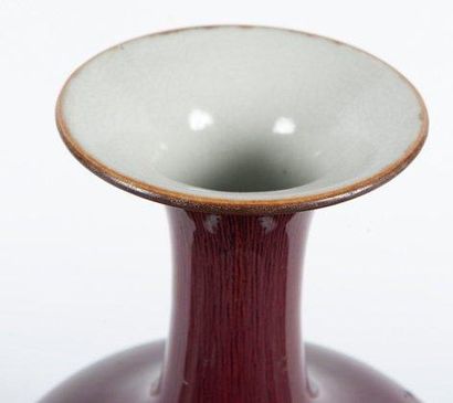 null Vase en porcelaine à glaçure sang de boeuf Chine, XIXème siècle. De forme balustre,...
