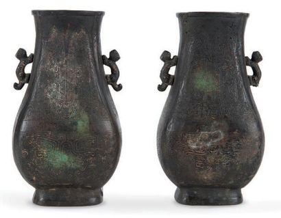 null Paire de vases en bronze Chine, XIXème siècle. De forme balustre quadrangulaire...