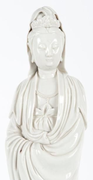 null Statuette de Guanyin en porcelaine blanc de chine Chine, Dynastie Qing (1644-1911)....