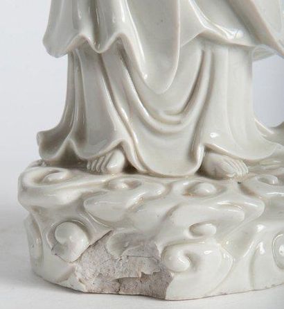null Statuette de Guanyin en porcelaine blanc de chine Chine, Dynastie Qing (1644-1911)....