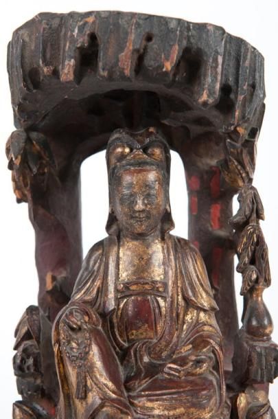 null Statue de Guanyin en bois sculpté et laqué rouge et or Chine du sud, XVII-XVIIIème...