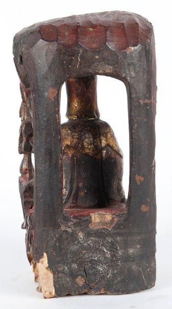 null Statue de Guanyin en bois sculpté et laqué rouge et or Chine du sud, XVII-XVIIIème...