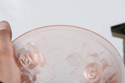 MÜLLER FRÈRES Vasque en verre moulé pressé satiné rose à décor floral. Signé. H.:...