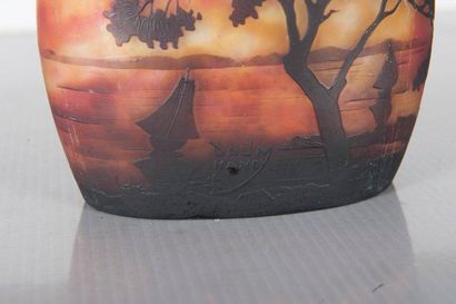 DAUM Nancy Vase de forme oblongue en verre gravé à l'acide à décor de paysage maritime...