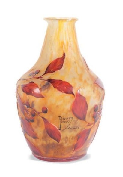 DAUM Nancy Vase de forme pansue à col cylindrique en verre gravé à l'acide et émaillé...
