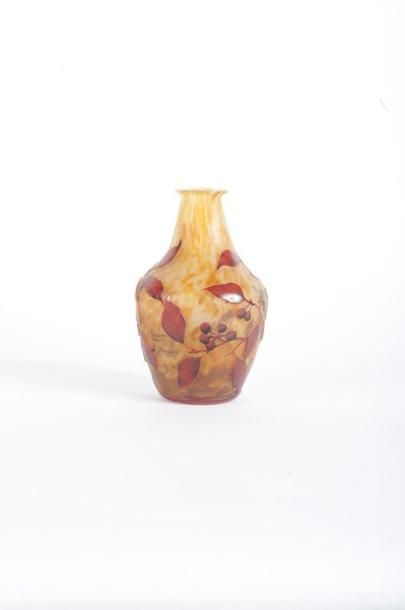 DAUM Nancy Vase de forme pansue à col cylindrique en verre gravé à l'acide et émaillé...