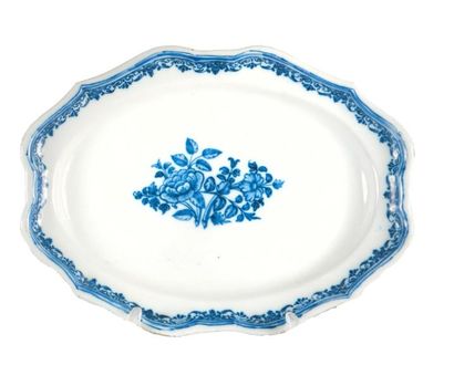 MOUSTIERS Important plat ovale et creux à décor bleu central d'un bouquet de fleurs....