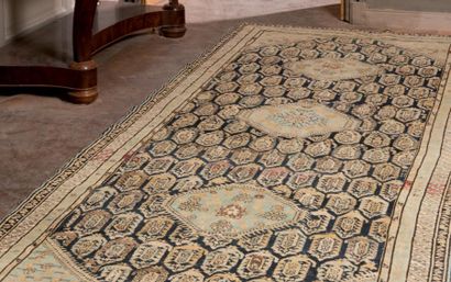 null TAPIS BAKOU / Sud-Est du Caucase, 19ème s. (360 cm. x 147 cm.) BAKU RUG South...