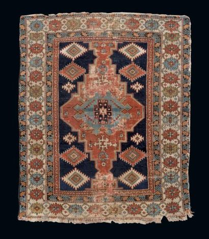 null TAPIS CHIRVAN Est du Caucase, 19ème s. (141 cm. x 118 cm.) SHIRVAN RUG East...