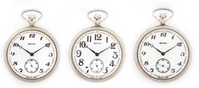 null Lot de trois montres de gousset en métal blanc Cadrans blancs chiffres arabes,...