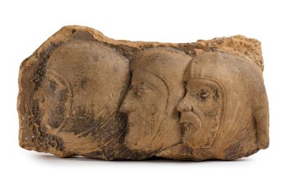 FRISE En pierre calcaire sculptée en bas-relief de trois têtes d’homme

d’arme profils...