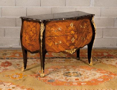 null Commode de style Louis XV en placage de bois de rose dans un encadrement de...