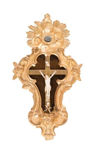 null Petit christ en ivoire sur une croix et dans un encadrement en bois doré. En...