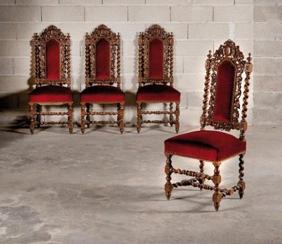null Suite de quatre chaises en chêne de style Henri II. Dossiers plats sous fronton...