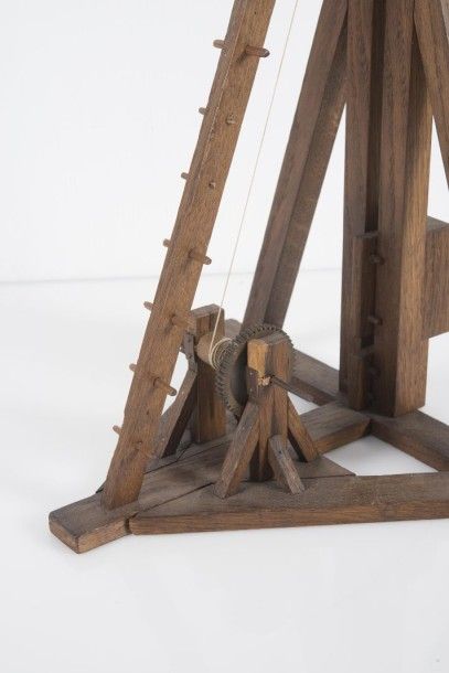 null Maquette de sonnette en bois Début du XXème siècle. H.: 52 cm