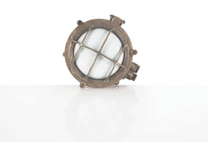 null Lampe de coursive type «Tortue» Bronze, verre opalescent. D.: 27 cm