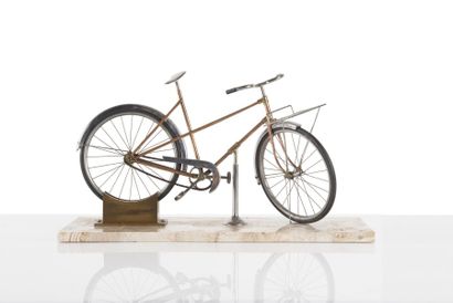  Maquette de bicyclette Laiton chromé, base en marbre. 36 x 64 x 20 cm