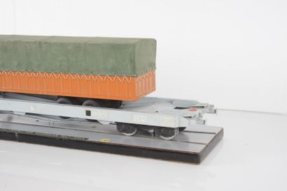null SNCF Maquette d?un Wagon type kangourou avec un semi-remorque. 24 x 82 x 20...