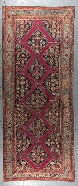 null Tapis Karabagh Caucase du Sud Est, 19ème s. 600 x 220 cm. Etat: ***Les tapis...