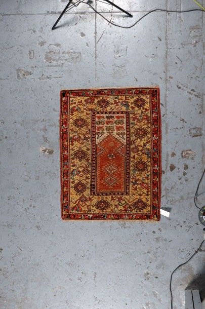 null Tapis Milas Sud-Ouest de l'Anatolie, 19ème s. 130 x 110 cm. Etat: ***Trois tapis...
