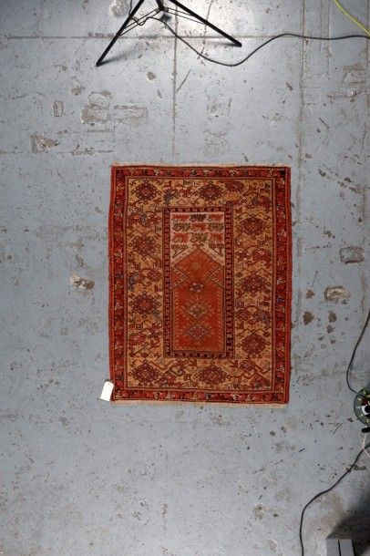 null Tapis Milas Sud-Ouest de l'Anatolie, 19ème s. 130 x 110 cm. Etat: ***Trois tapis...