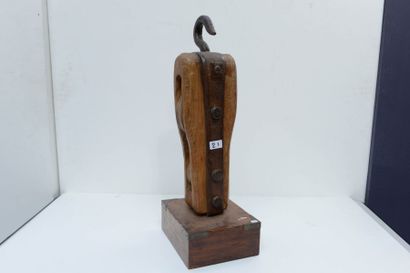 null Importante poulie en bois à trois réas. Fin XIXème siècle. Hauteur: 57cm.