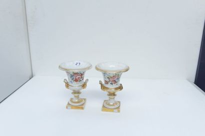 null Paire de vases Medicis en porcelaine de Paris. H.: 22 cm.