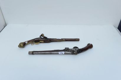 null 2 Long pistolets d'arçon à silex Europe XVIIIeme siècle (Restauration et re...