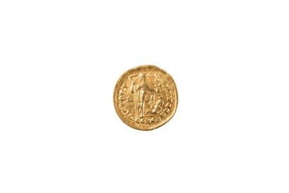 null Honorius 402-406 Ap. JC.
Solidus or, Ravenne, 4,46gr. Son buste diadémé et drapé...