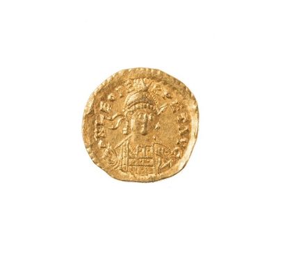 null Léon Ier 462-466 Ap. JC.
Solidus or, Constantinople, 4,40gr. Son buste casqué...