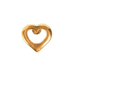 Yves Saint LAURENT Pin's en métal doré en forme de coeur. Etat d'usage.