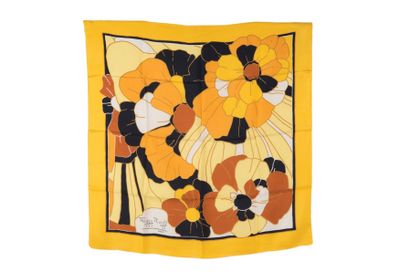 MAGGY ROUFF Paris Carré en soie imprimée jaune et noir à décor de fleurs. 75 x 75...