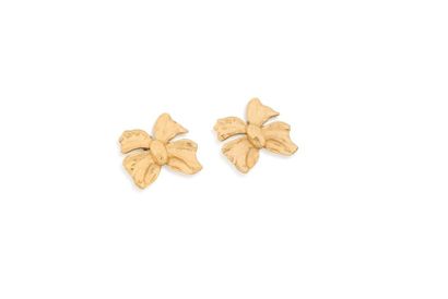 Yves Saint LAURENT Paire de clips d'oreilles figurant un n?ud en métal doré. Etat...
