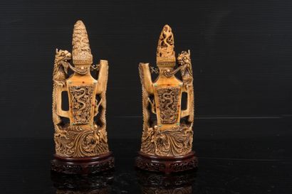 null Deux pots couverts à décor de dragon

Chine

Ivoire

H: 29; 30 cm