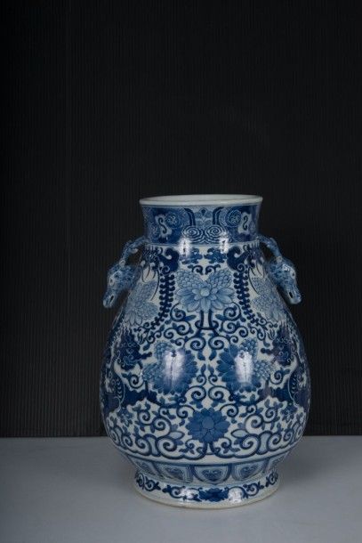 null Grand vase de forme Hu en porcelaine blanc bleu. 

Chine.

Prise en forme de...