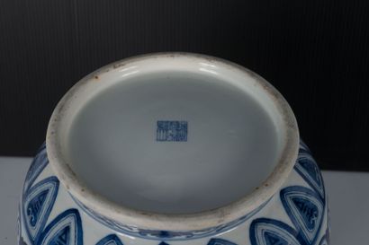 null Grand vase de forme Hu en porcelaine blanc bleu. 

Chine.

Prise en forme de...