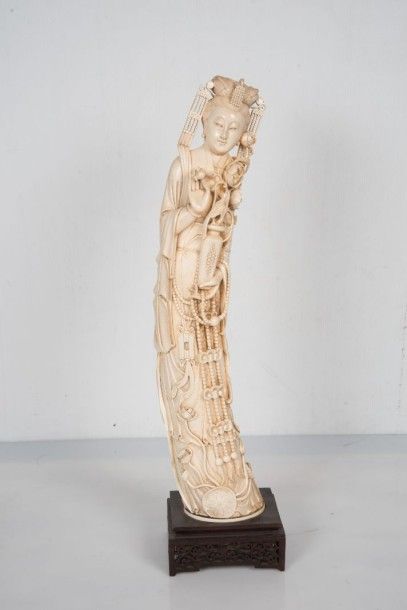 null Grande sculpture en ivoire représentant une guanyin

Chine début XXème siècle

Taillé...