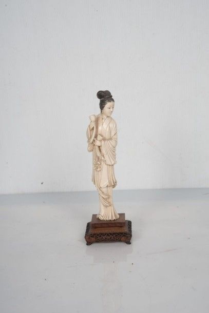 null Statuette en ivoire représentant un personnage féminin

Chine début XXème siècle

Socle...