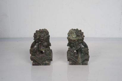 null Deux chiens de Fô en stéatite sculptée.

Chine.

H. : 15,5 cm