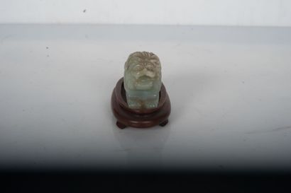null Lion couché en Jade 

Chine, dans le style des sculptures Ming.

6 x 9 cm.