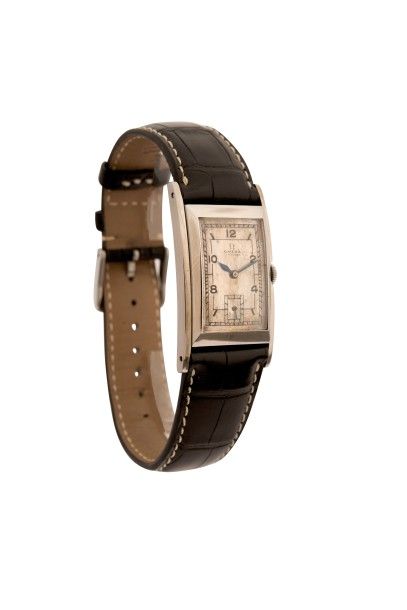 oMega t 17. (vers 1940). Montre homme rectangulaire....